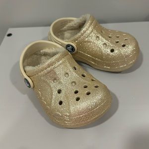 Toddler girl fuzzy crocs. Size 7c.